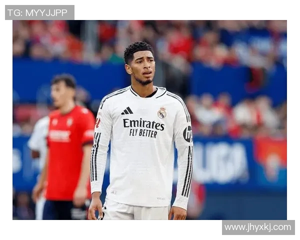 足球明星因场上不当行为被罚做俯卧撑引发球迷热议与关注